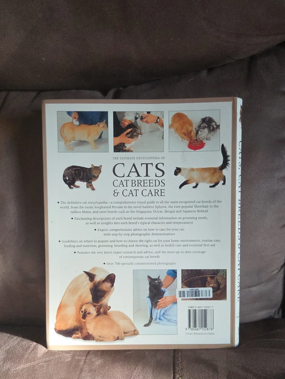 The Ultimate Encyclopedia of Cats: Cat Breeds & Cat Care — Beige Cover